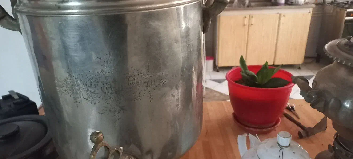 سماور زغالی روسی بزرگ|کلکسیون اشیاء عتیقه|مشکیندشت, |دیوار