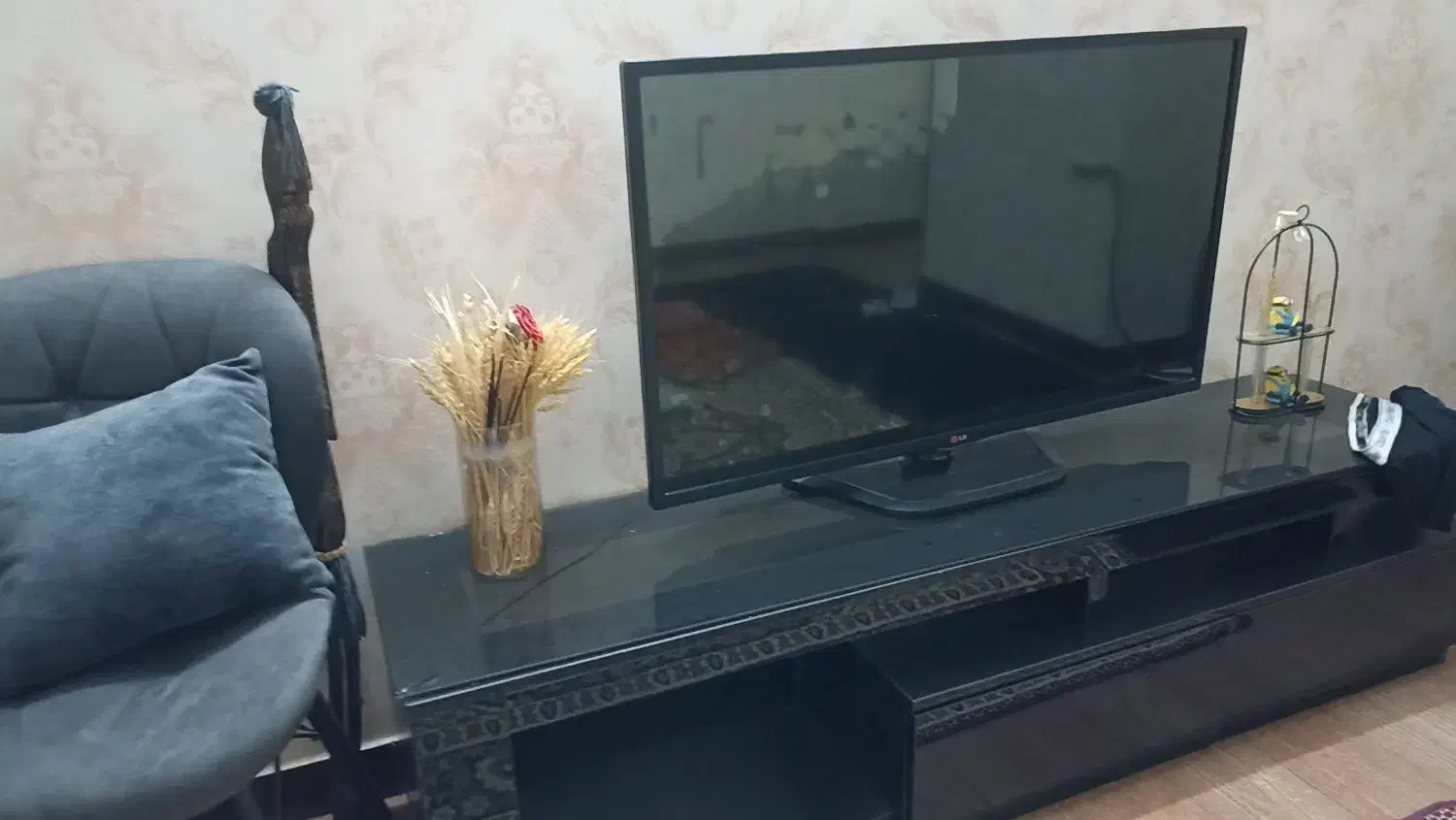 زیر تلوزیون دوتیکه با یه تلوزیون شکسته|میز تلویزیون|صدرا-فارس, فاز ۱|دیوار
