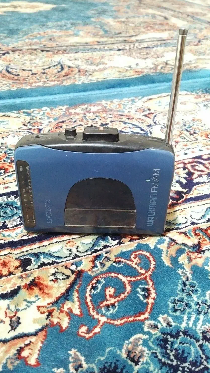 واکمن رادیو سونی|پخش‌کننده همراه|ری, شهید غیوری (ابن باویه)|دیوار