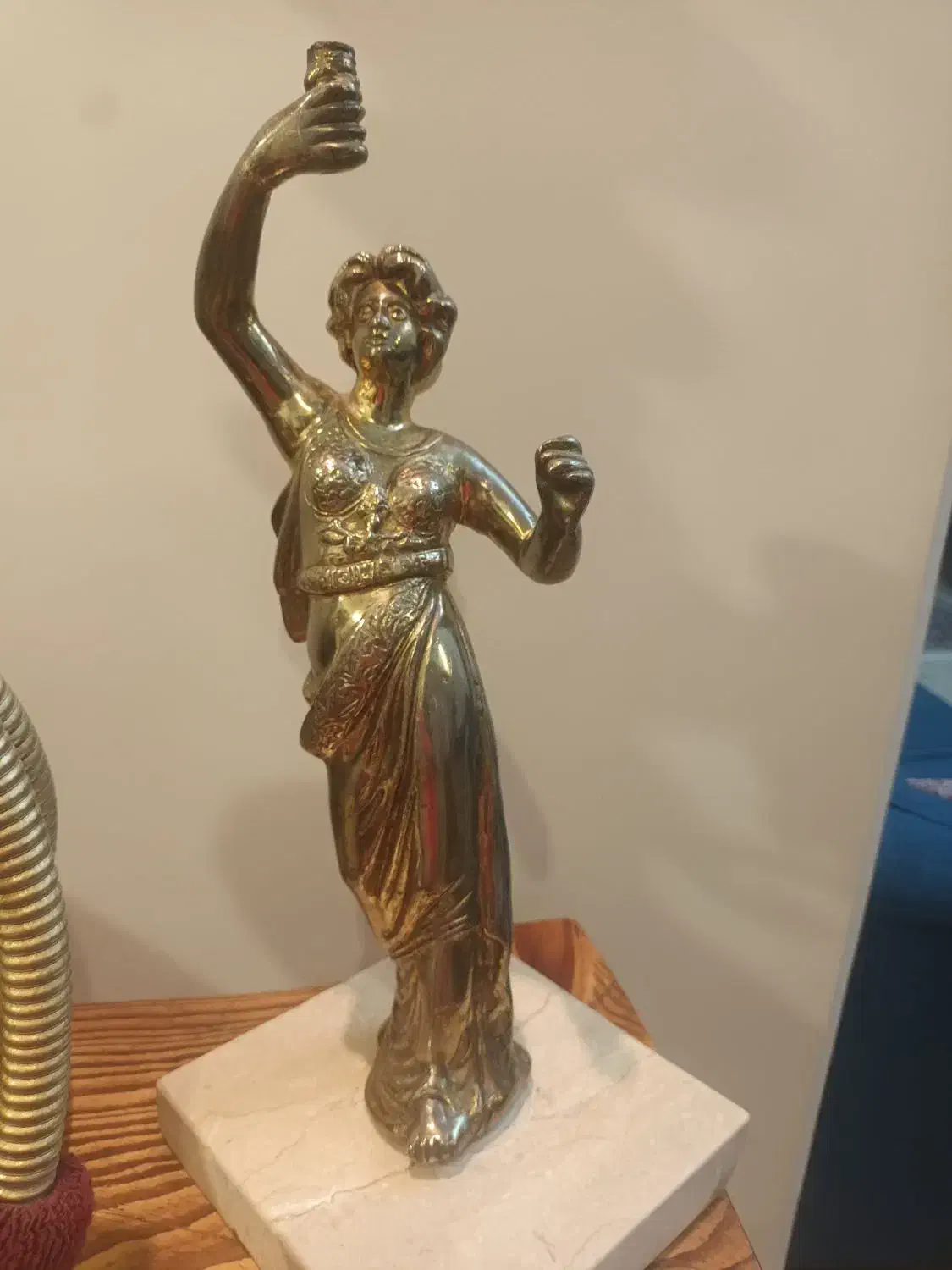 شمعدان زن برنزی آنتیک با پایه سنگ مرمر|کلکسیون اشیاء عتیقه|تهران, شهرآرا|دیوار