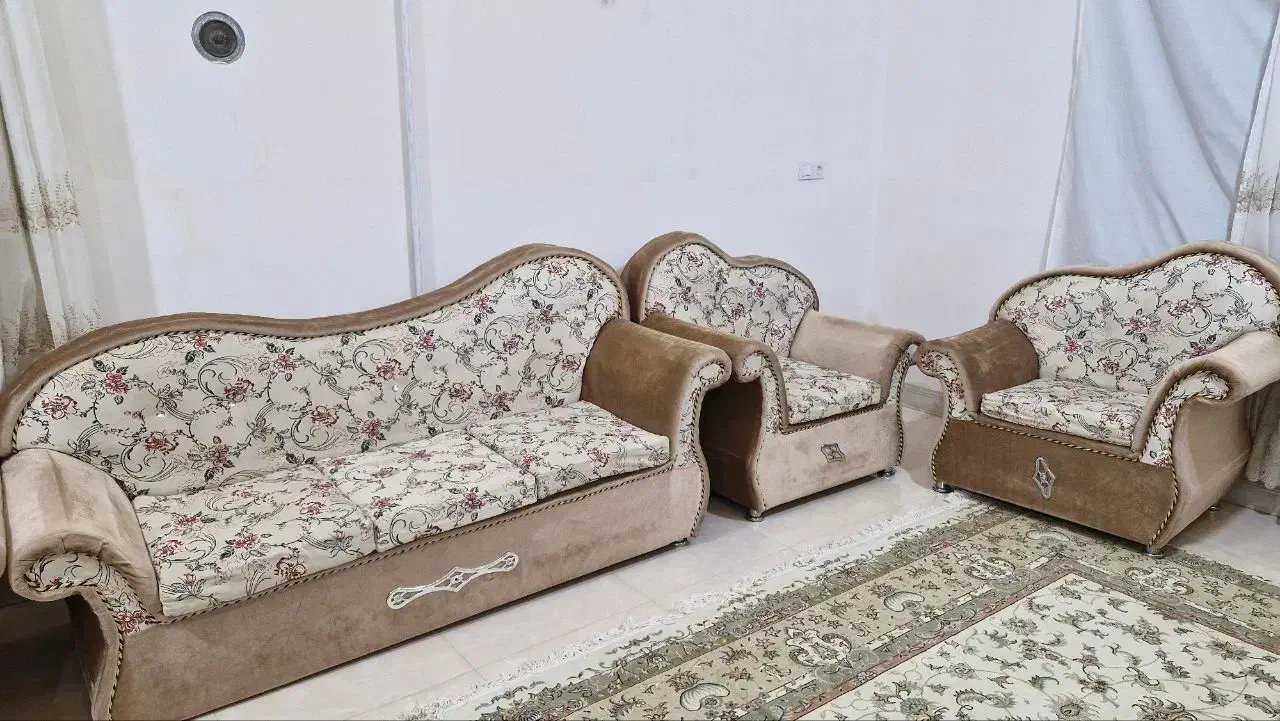 مبل کاملا تمیز و بدون کوچکترین لک و کثیفی در حد نو|مبلمان خانگی و میز عسلی|اسفراین, |دیوار