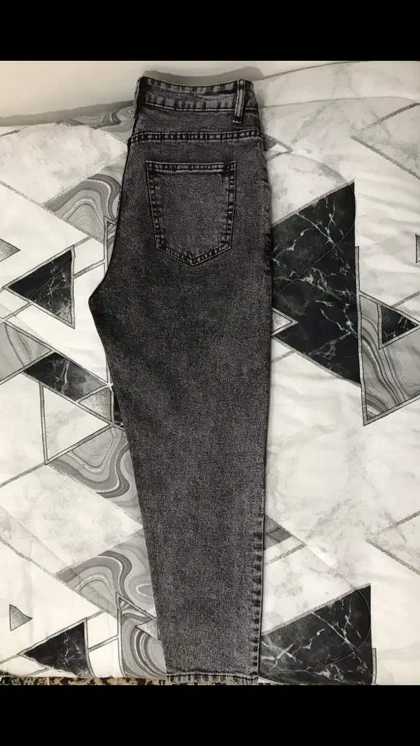 شلوار جین طوسی|لباس|لاهیجان, انقلاب|دیوار