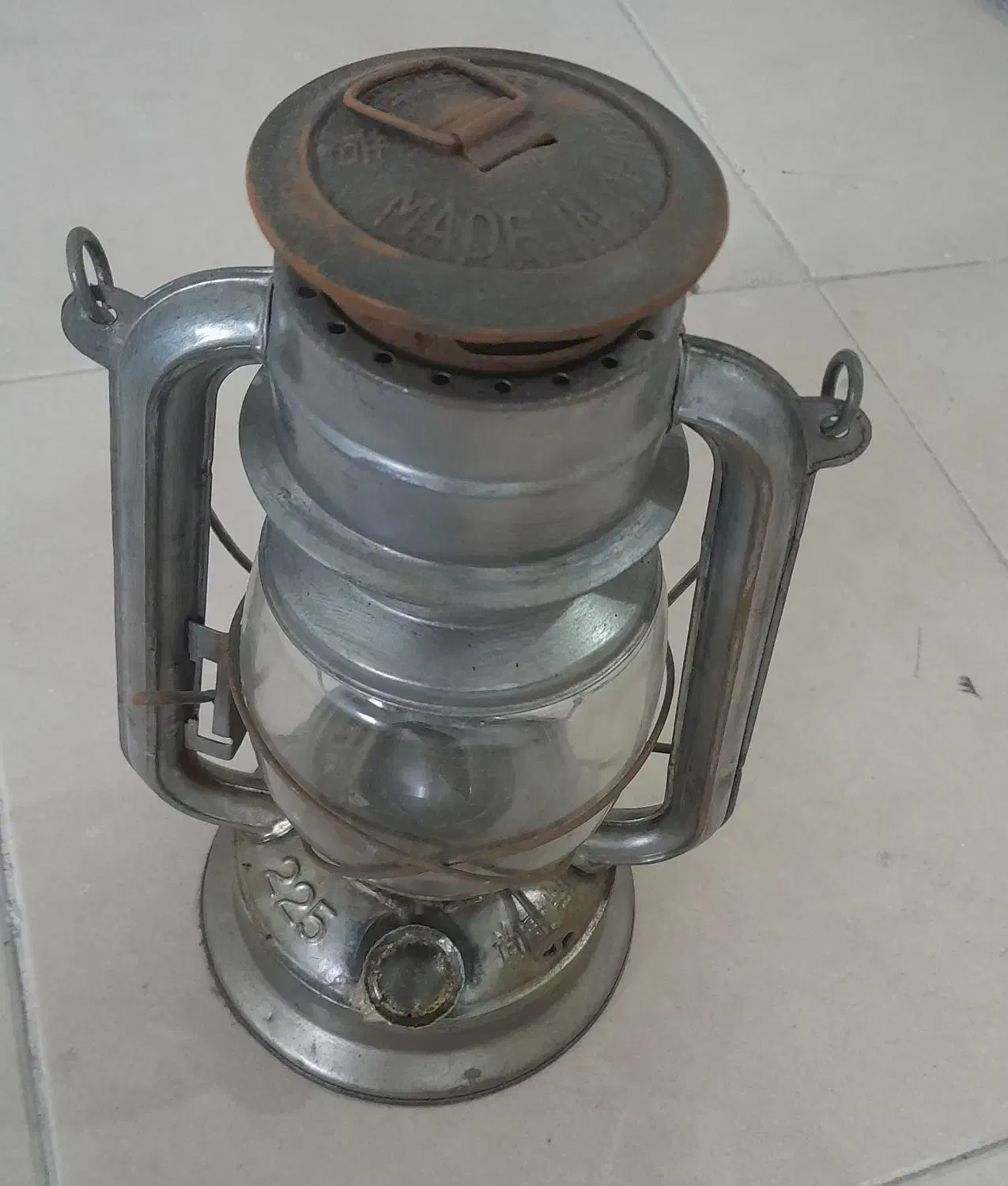 فانوس نفتی|کلکسیون اشیاء عتیقه|رباط‌کریم, کیکاور|دیوار