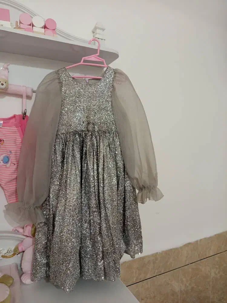 لباس دخترانه|لباس|بندر دیر, |دیوار