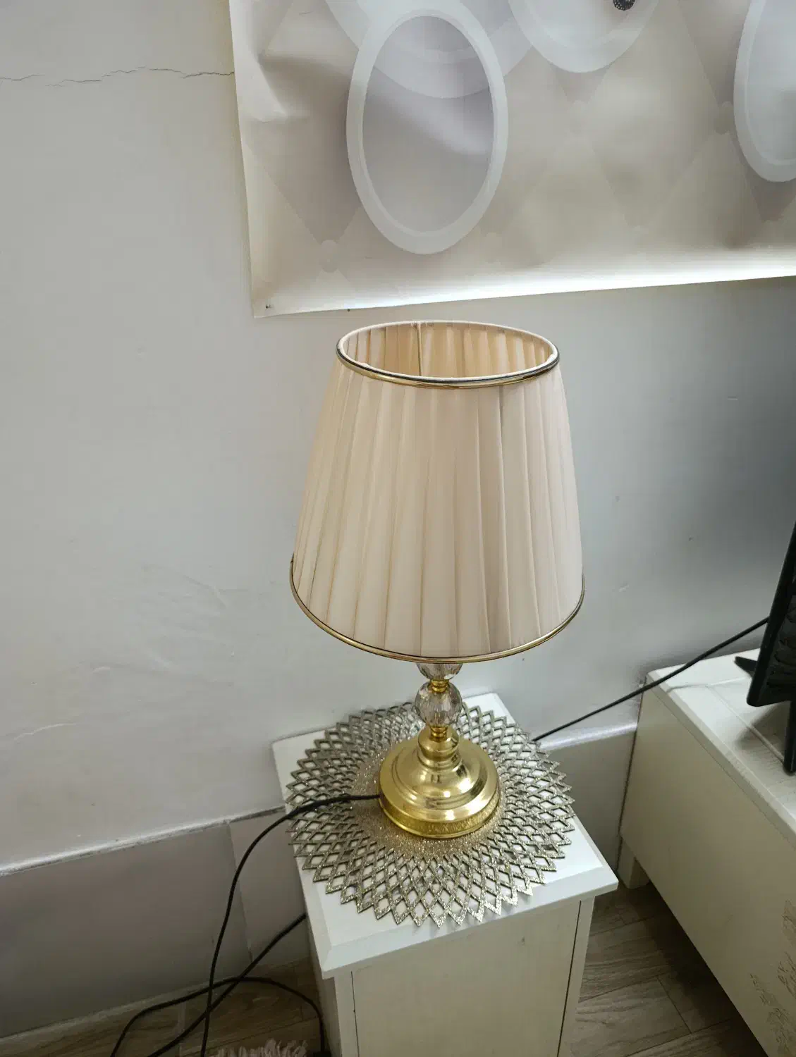 آپاژور|چراغ خواب و آباژور|صومعه‌سرا, |دیوار