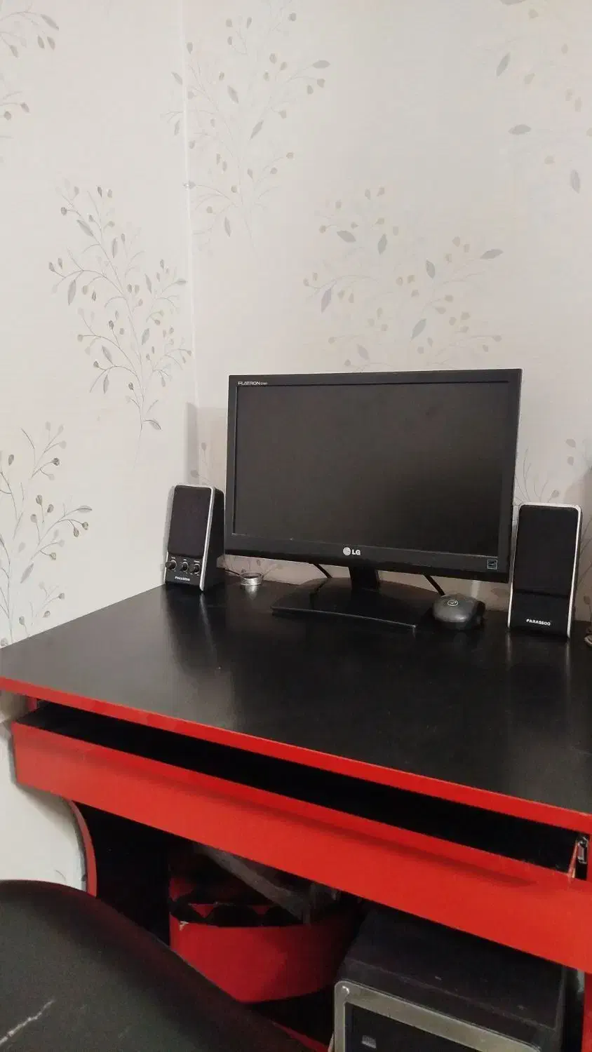 کامپیوتر در حد نو|میز تحریر و کامپیوتر|پرند, فاز ۶|دیوار