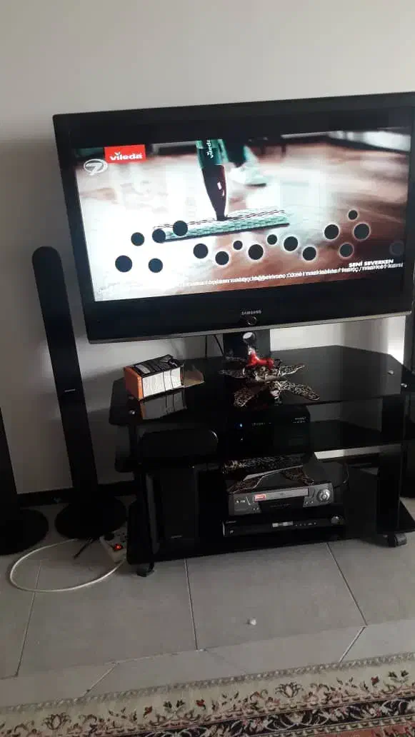 تلوزیون ۴۶ اینچ سامسونگ با میز|تلویزیون و پروژکتور|کرج, باغستان|دیوار