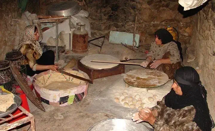 نیرو جهت پخت نان تیری|استخدام خدمات فروشگاه و رستوران|شیراز, شهرک بزین|دیوار