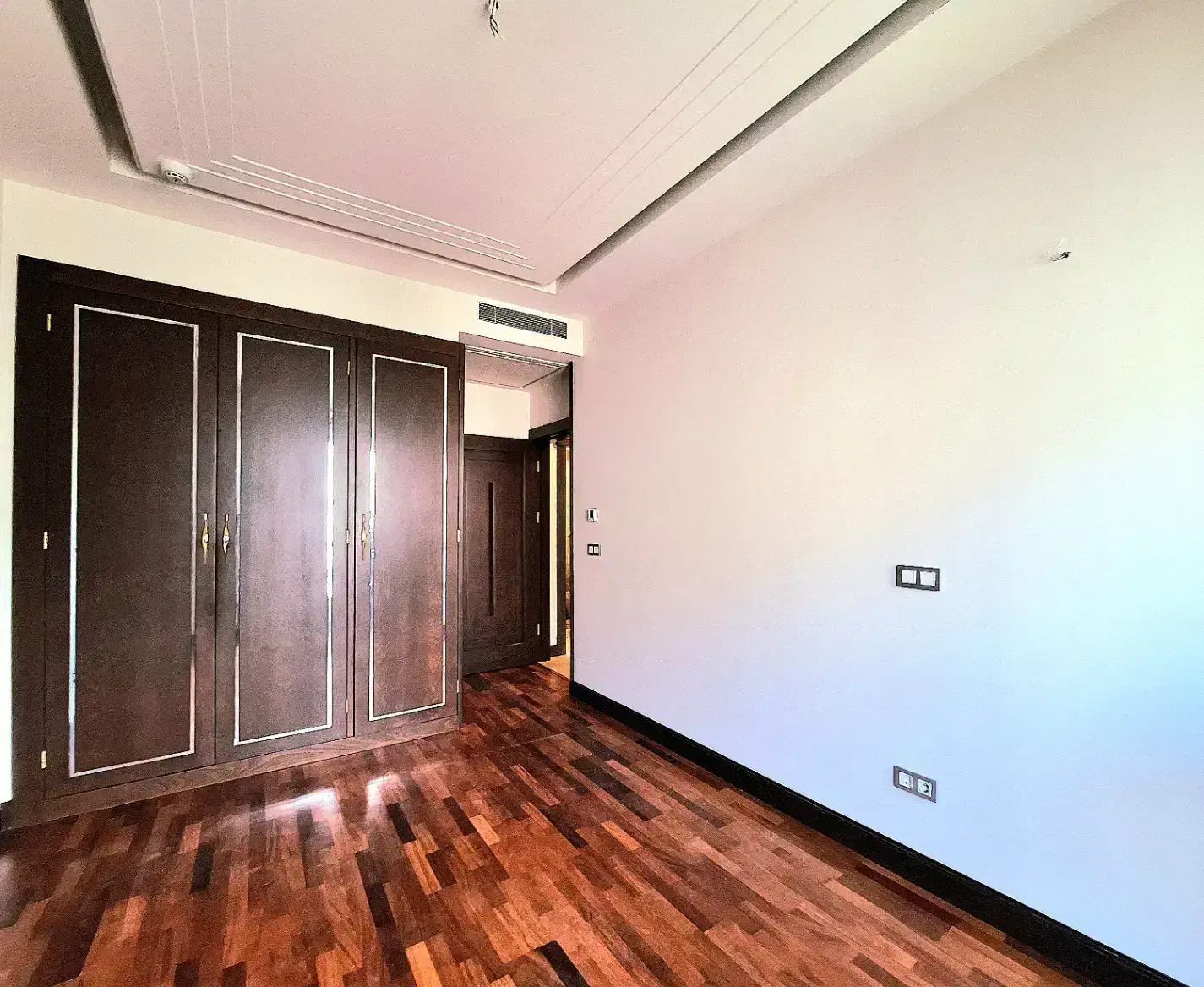 ۲۰۰ متر ۳ خواب فول امکانات لوکس/ ۲ پارکینگ سندی