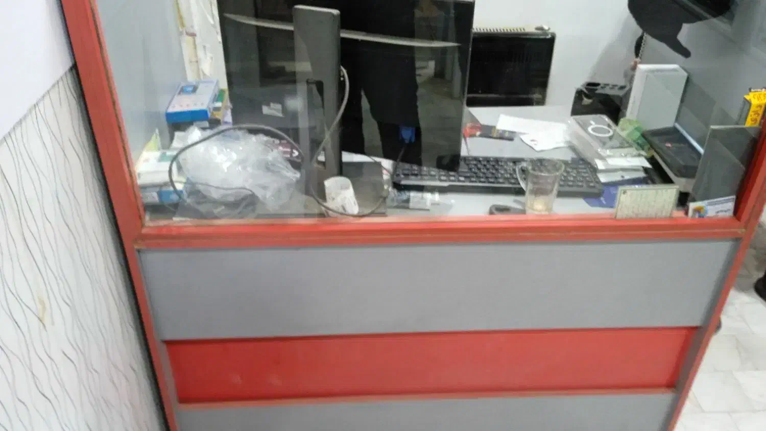 سه عدد میز ودوعدد قفس واسه موبایل ۸۵۰۰|فروشگاه و مغازه|تربت‌حیدریه, فرمانداری|دیوار