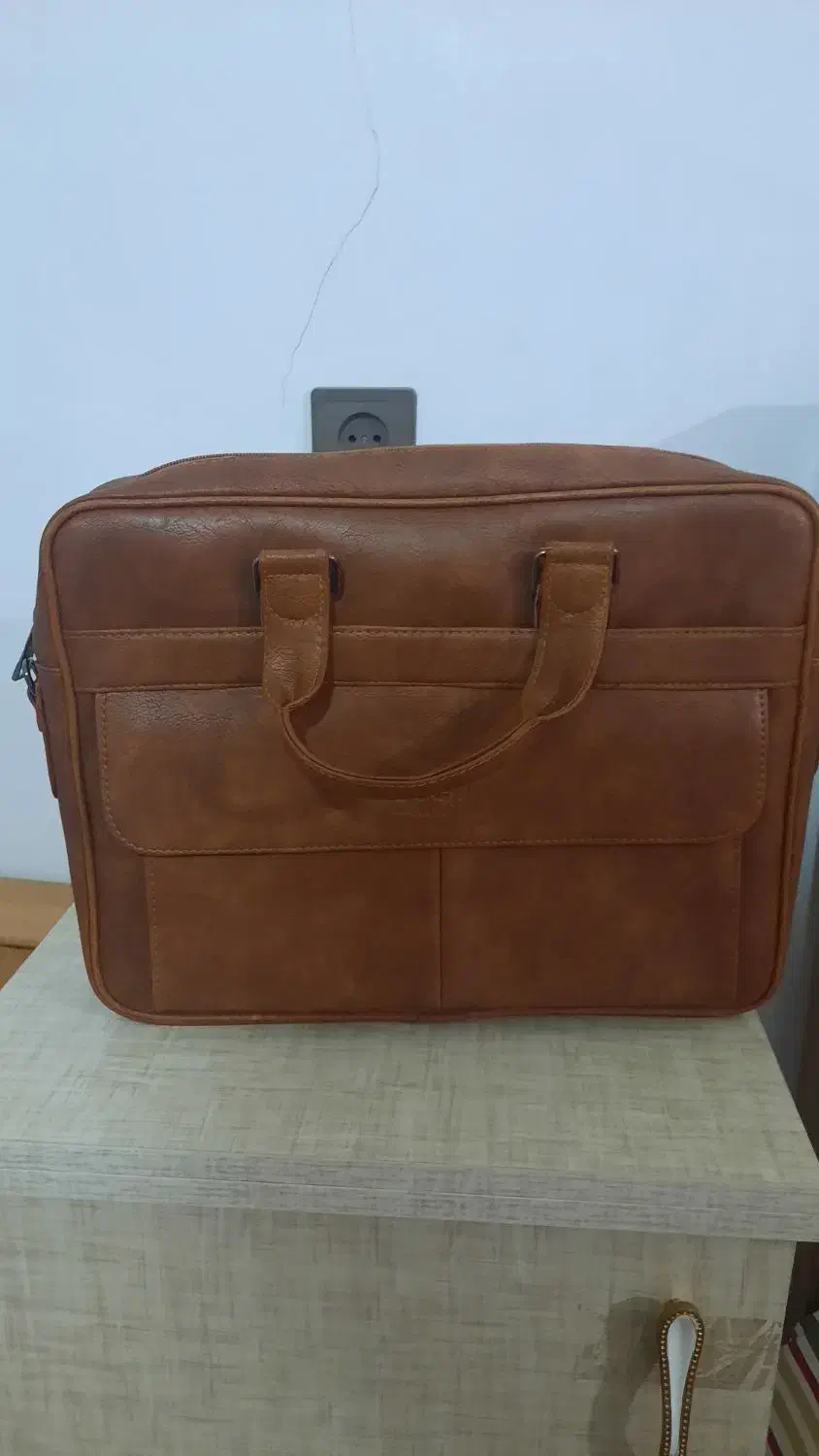 کیف وکالت|کیف، کفش، کمربند|شوط, |دیوار