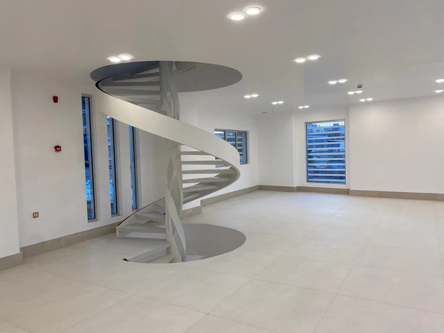 اجاره واحد تجاری ۷۰۰متری با امکانات فول|اجارهٔ مغازه و غرفه|کرمان, |دیوار