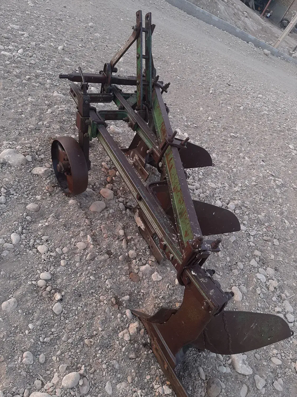 گاوآهن|ماشین‌آلات صنعتی|فامنین, |دیوار