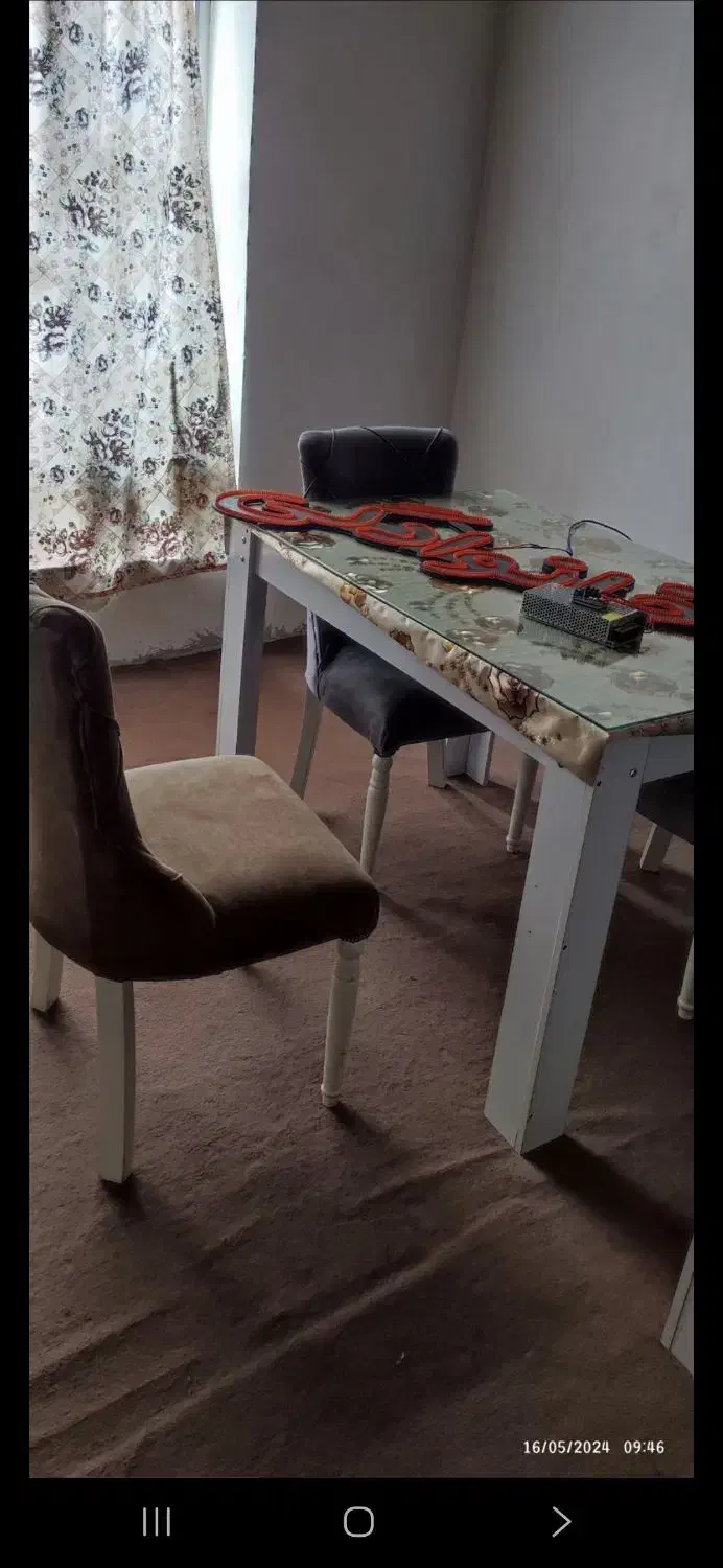 میز صندلی شیک و تمیز و چن قلم وسایل آشپزخانه.|میز و صندلی غذاخوری|بناب, |دیوار