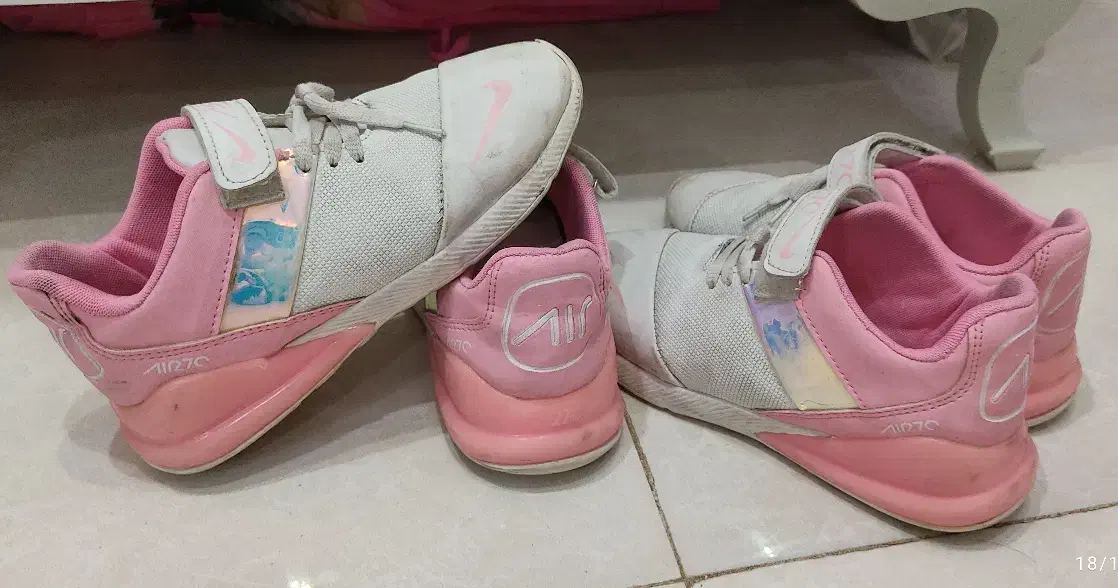 تعدادی کفش بچگونه و زنونه در حد نو|کیف، کفش، کمربند|اشتهارد, |دیوار