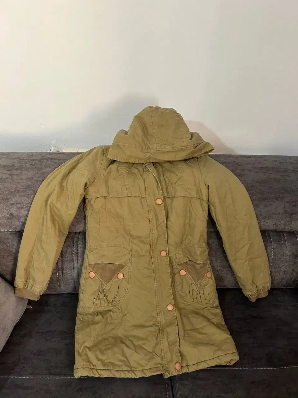 تعدادی لباس پالتو کاپشن بلوز شال کلاهش شومیز|لباس|اندیشه, اندیشه فاز ۱|دیوار