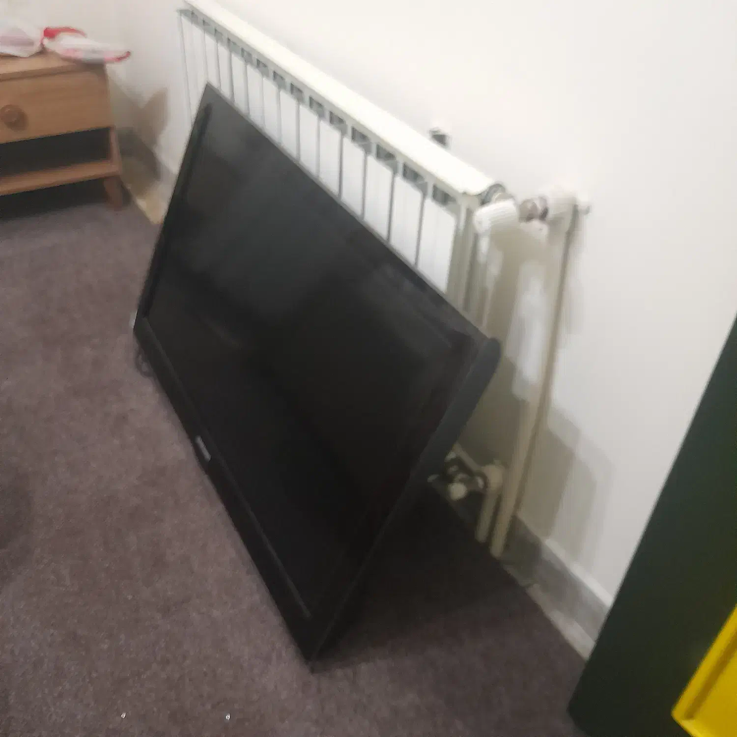 تلوزیون ۴۲|تلویزیون و پروژکتور|رشت, گلسار|دیوار