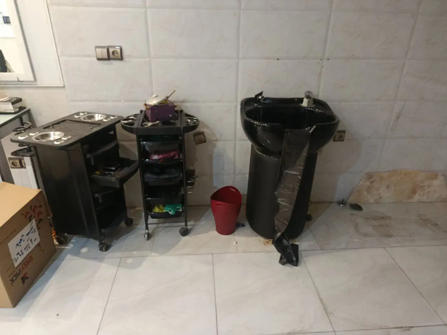 دکور و صندلی ارایشگاه|آرایشگاه و سالنهای زیبایی|کاشان, لتحر|دیوار