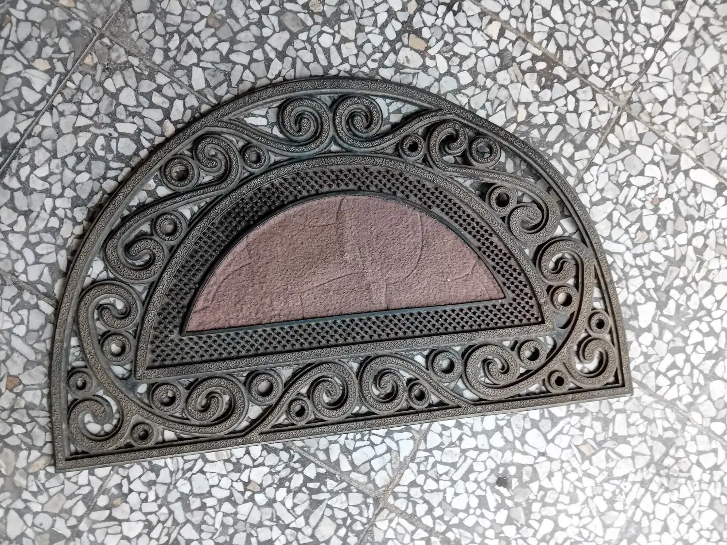 دو عدد نیم دایره  موجودی|پادری|فریدون‌کنار, |دیوار