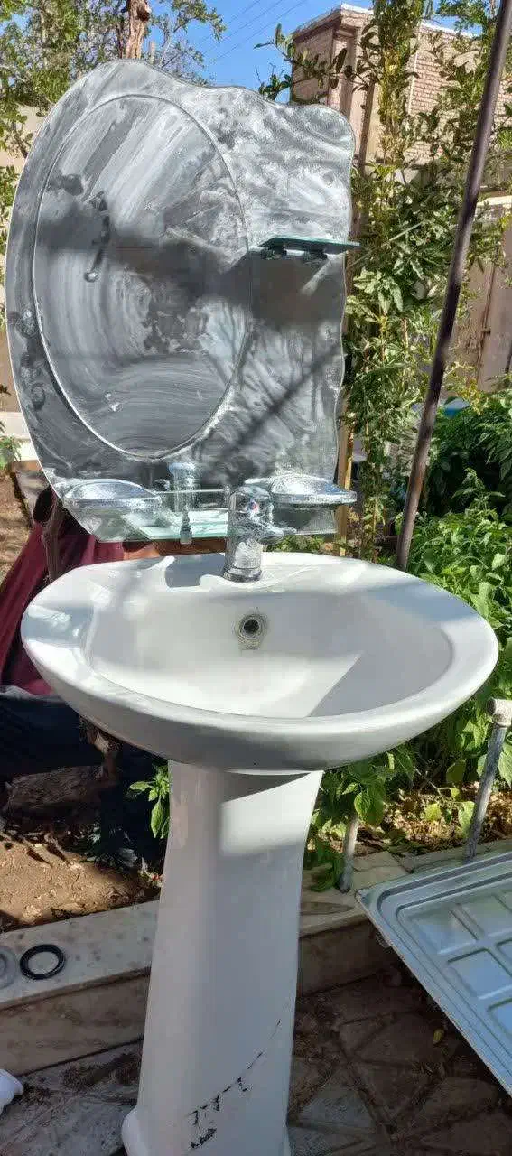 روشویی چینی  و شیر اهرمی نصب شده همراه با آیینه|لوازم سرویس بهداشتی|بیرجند, |دیوار