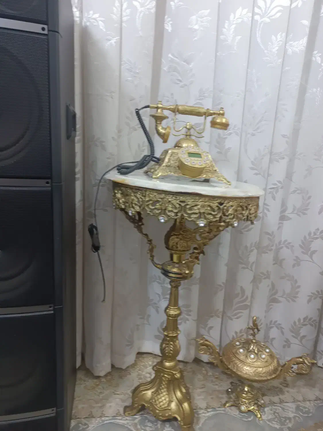 میزوتلفن برنجی سنگین میزش یک مترهست|میز تلفن|اسلام‌شهر, شهرک محمدیه|دیوار