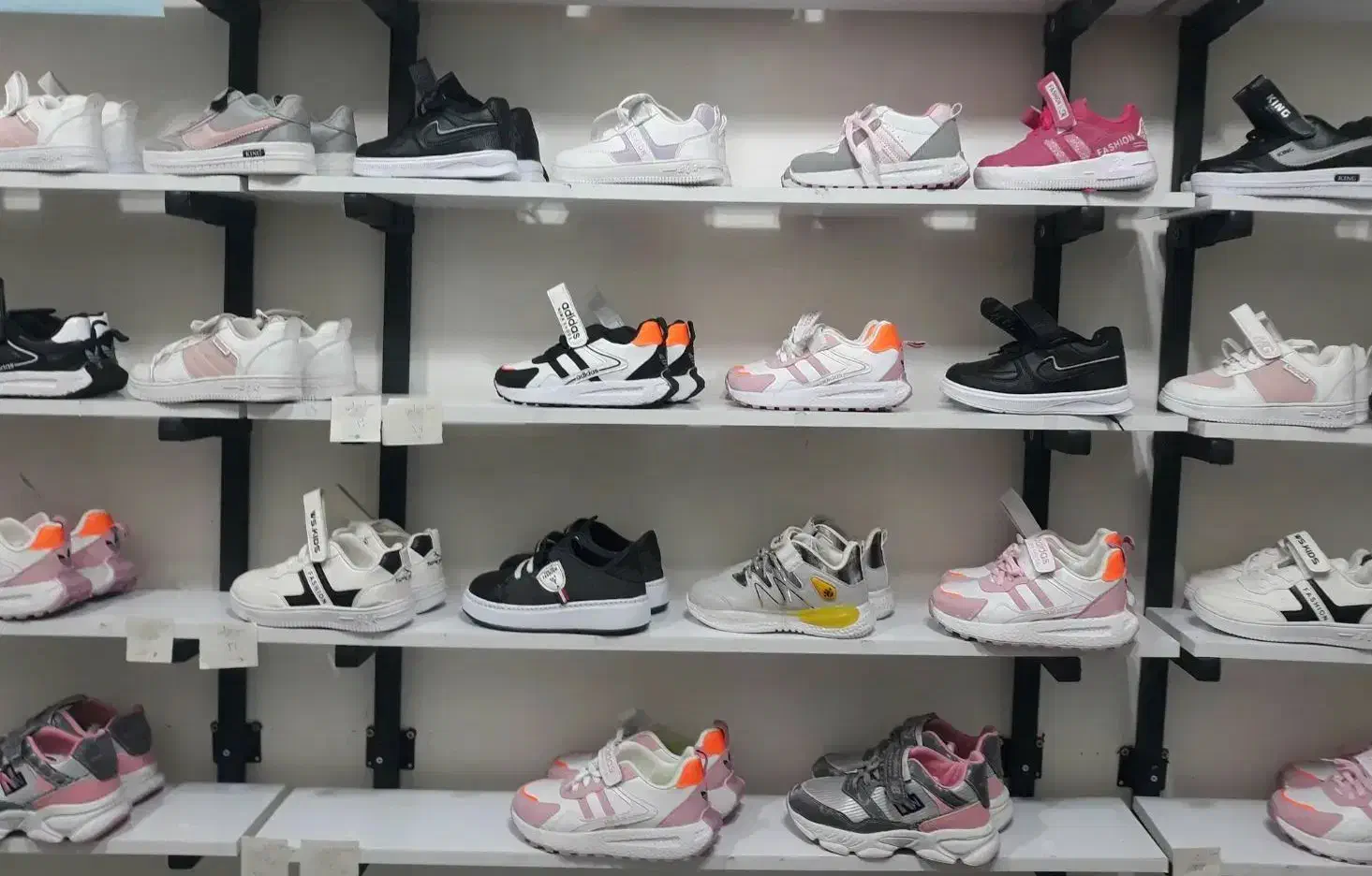 حراج کتونی بچگونه ،بعلت جمع کردن سایزای بچگونه|کفش و لباس بچه|گنبد کاووس, |دیوار