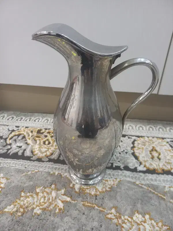 پارچ برنجی|کلکسیون اشیاء عتیقه|قم, باغ شریفی|دیوار