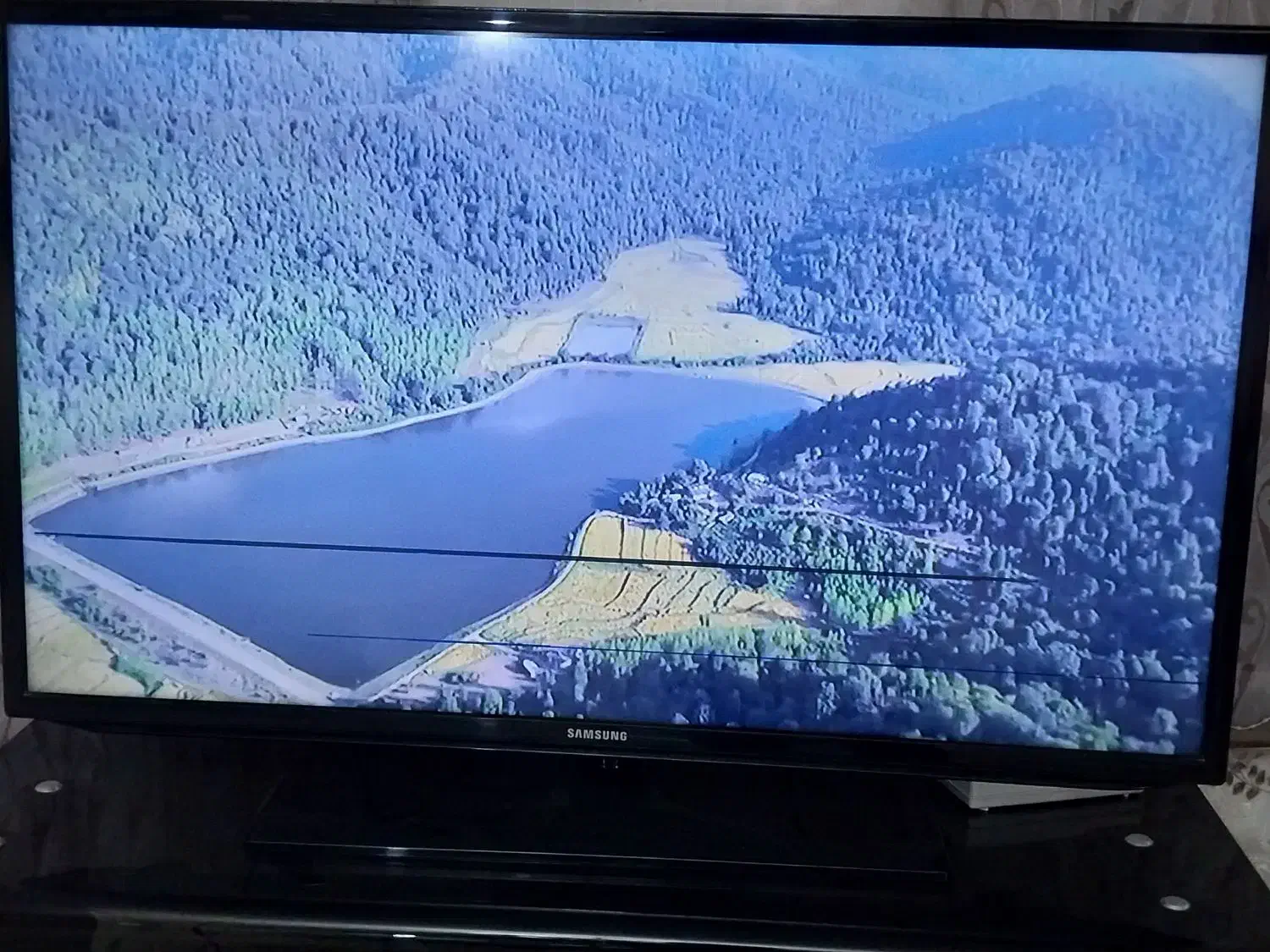 تلویزیون سامسونگ LED۴۰ با میز ۱۰ میلیون تومان|تلویزیون و پروژکتور|اصفهان, باغ فدک|دیوار