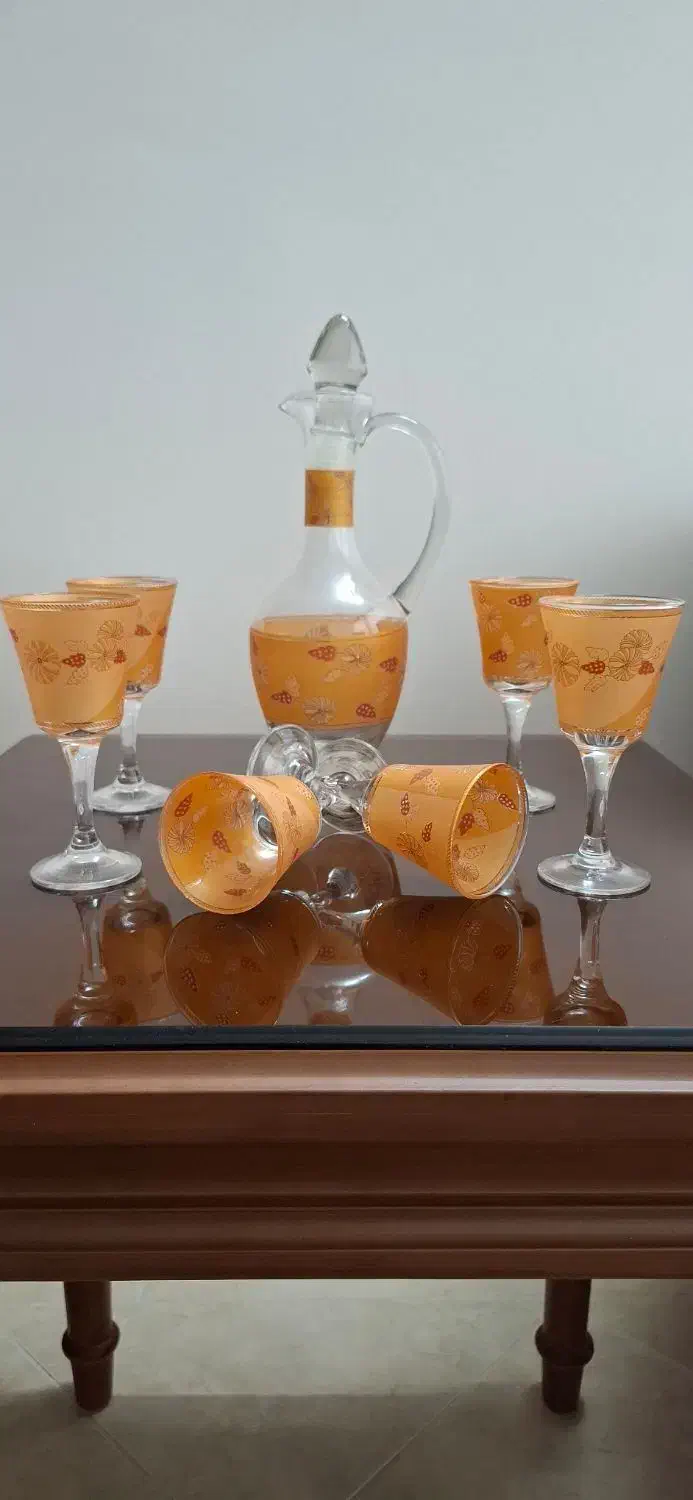 جام وگیلاس|ظروف سرو و پذیرایی|قم, قلعه عموحسین|دیوار