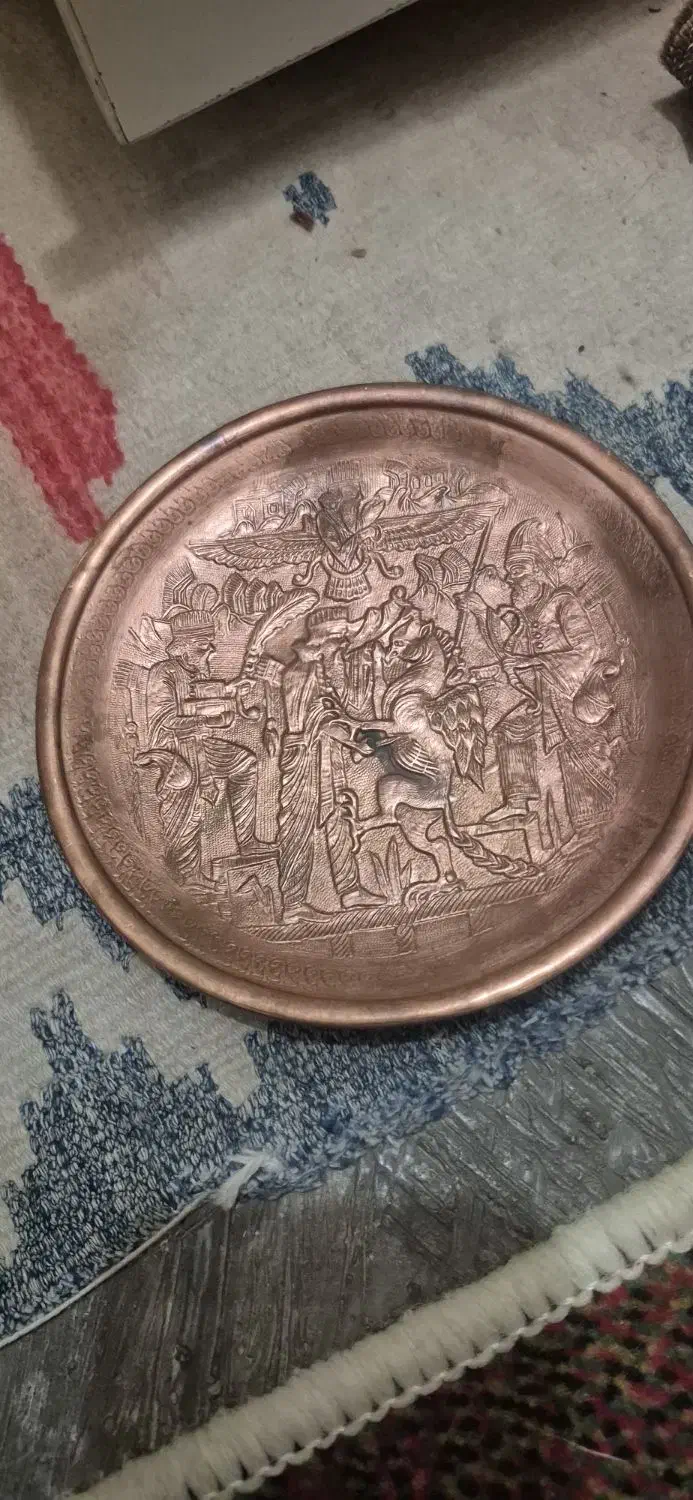 سینی برجسته با قلمکاری برجسته|کلکسیون اشیاء عتیقه|آبیک, |دیوار