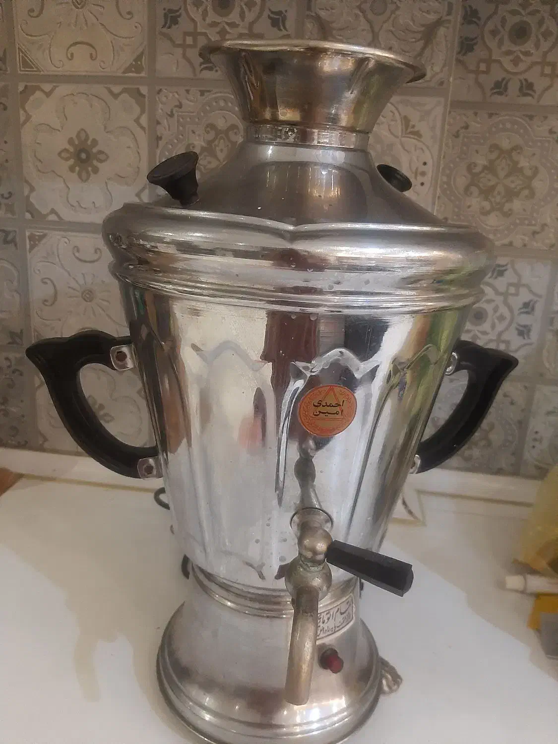 یک سماور برقی سالم وکم کارکرده قدیمی در حد نو|سماور، چای‌ساز، قهوه‌ساز|شیراز, شهرک آرین|دیوار