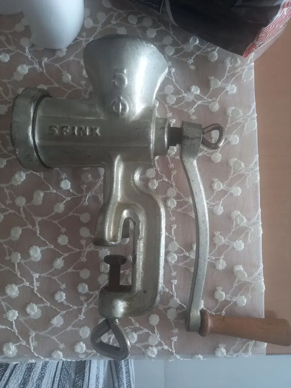 چرخ گوشت قدیمی|کلکسیون اشیاء عتیقه|یزد, |دیوار