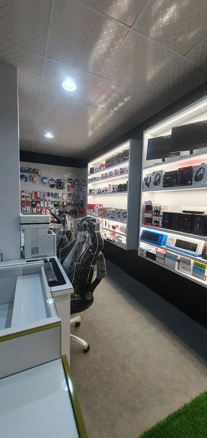 واگذاری کافی نت و فروشگاه کالای دیجیتال|اجارهٔ مغازه و غرفه|قم, شهدا|دیوار