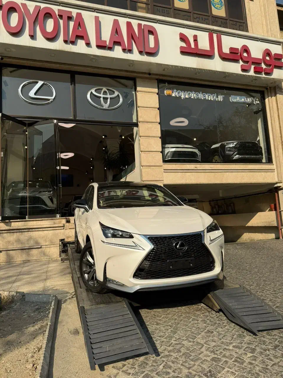 لکسوس  NX200 t F درحد صفر، مدل ۲۰۱۶|خودرو سواری و وانت|تهران, عباس‌آباد|دیوار