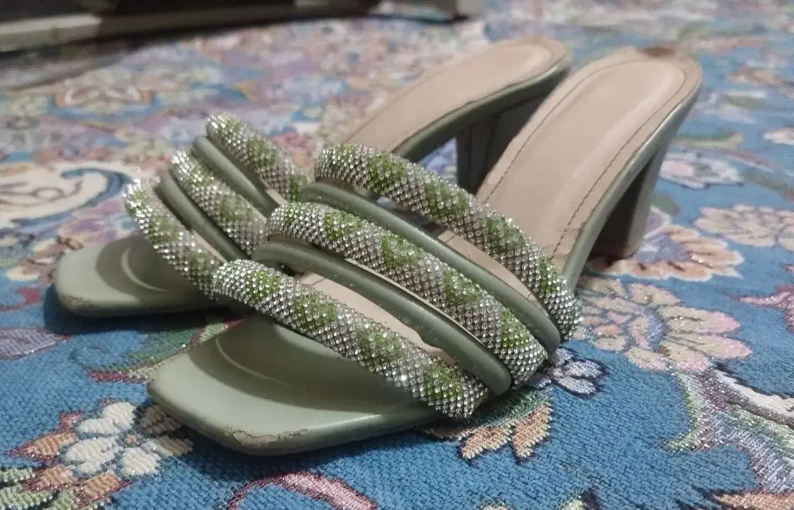 دمپایی|کیف، کفش، کمربند|اهواز, شهرک رزمندگان|دیوار