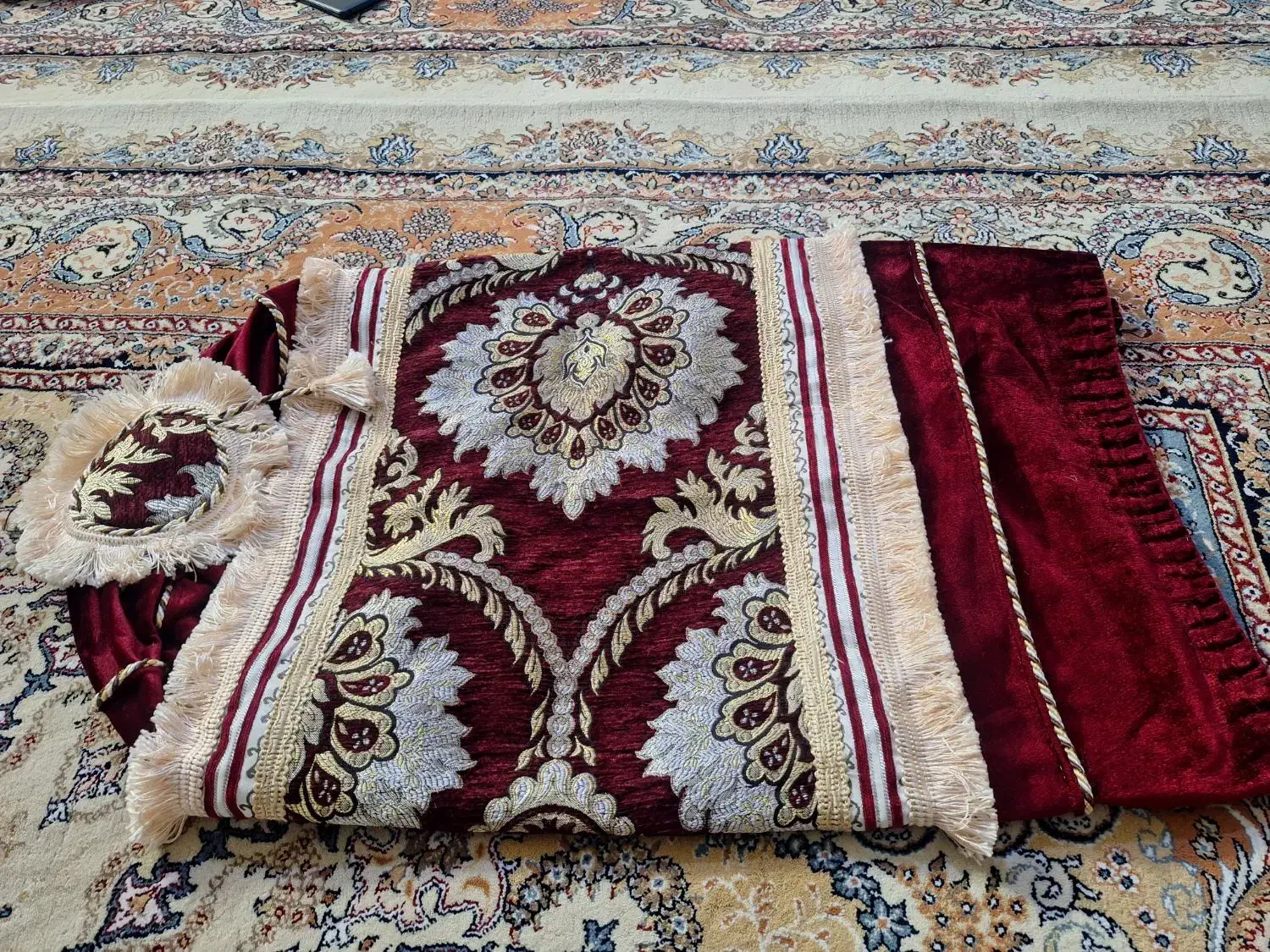 ۱۲ عددروی بالشت و۱۲ عددروی پشتی و ۱۲ عدد روبالشتی|پشتی|لردگان, |دیوار