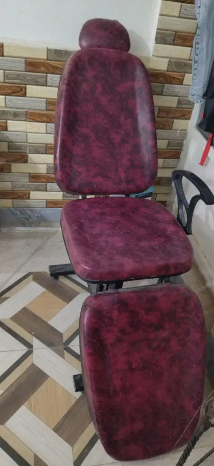 آینه و صندلی آرایشگاه باشه ۲/۵۰۰/۰۰۰ کاملا سالم|آرایشگاه و سالنهای زیبایی|شاهرود, |دیوار