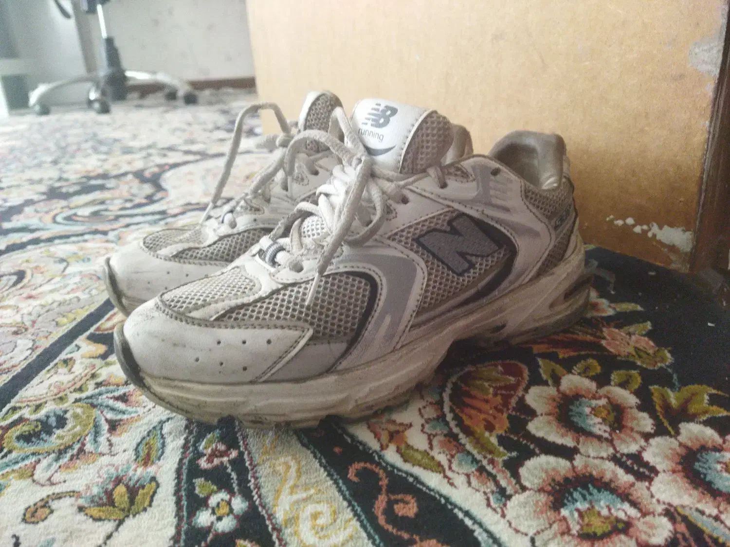 کفش|کیف، کفش، کمربند|شیراز, رازی|دیوار