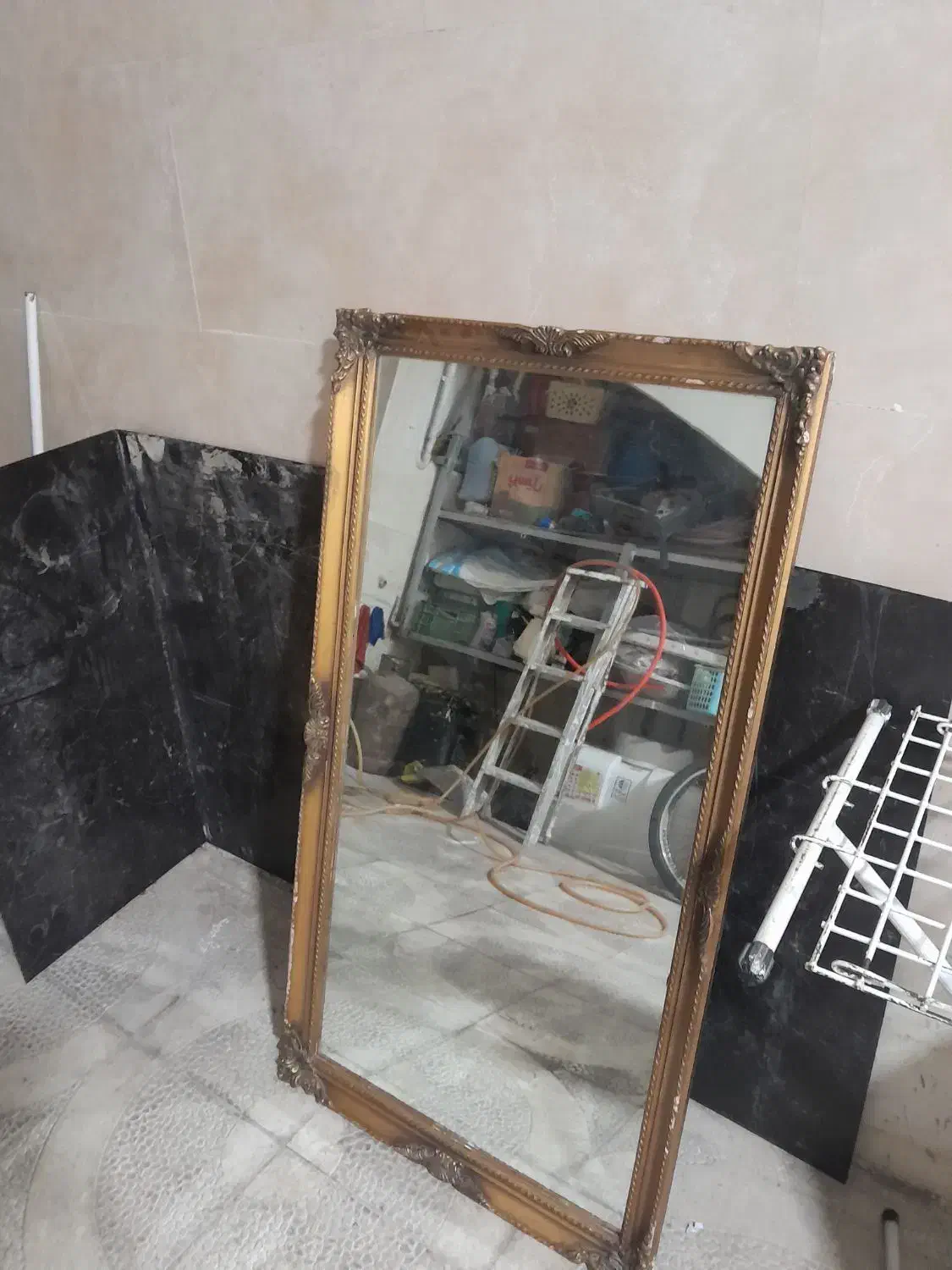 آینه|آینه|تهران, خاک سفید|دیوار