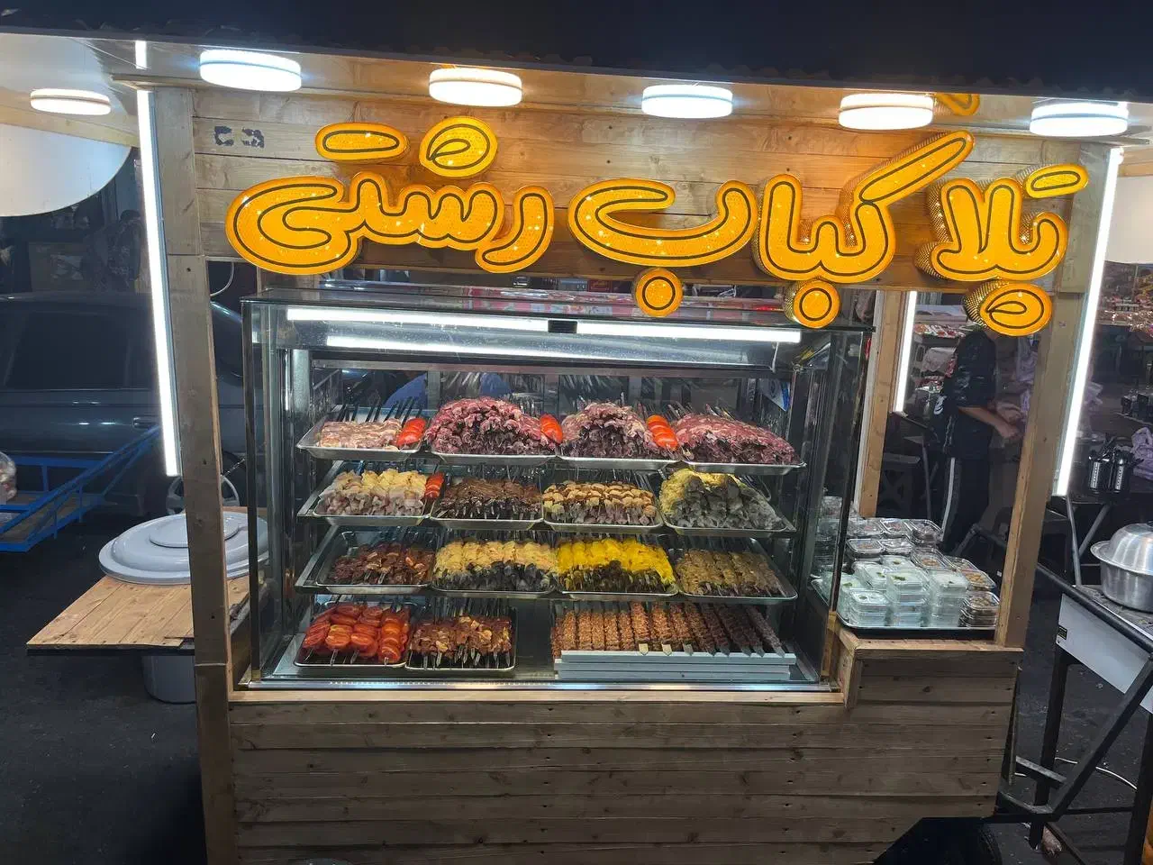 ب تعدادی نیرو کار در کبابی نیازمندیم|استخدام خدمات فروشگاه و رستوران|رشت, بازار|دیوار