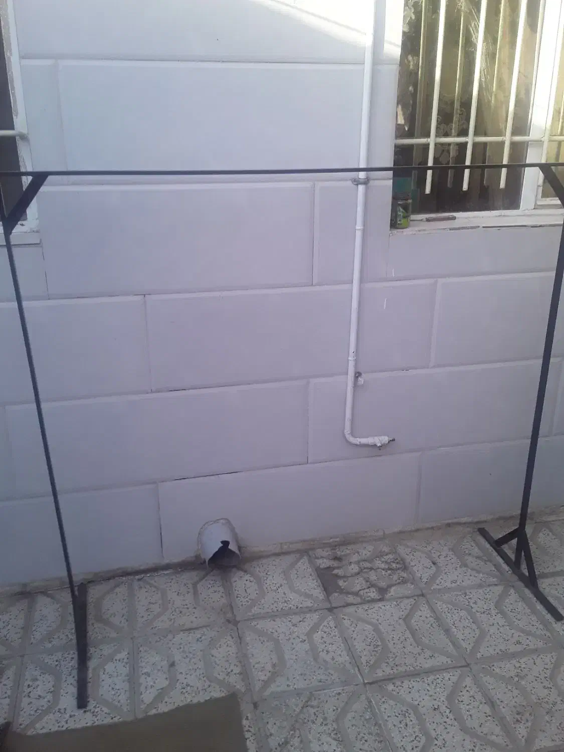 رگال لباس|بندرخت و رخت‌آویز|نیشابور, خط کاشمر|دیوار