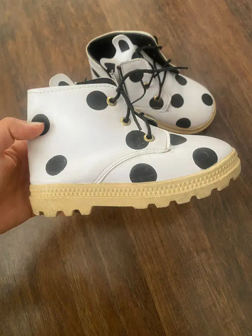 بوت بچگانه|کفش و لباس بچه|دماوند, گیلاوند|دیوار