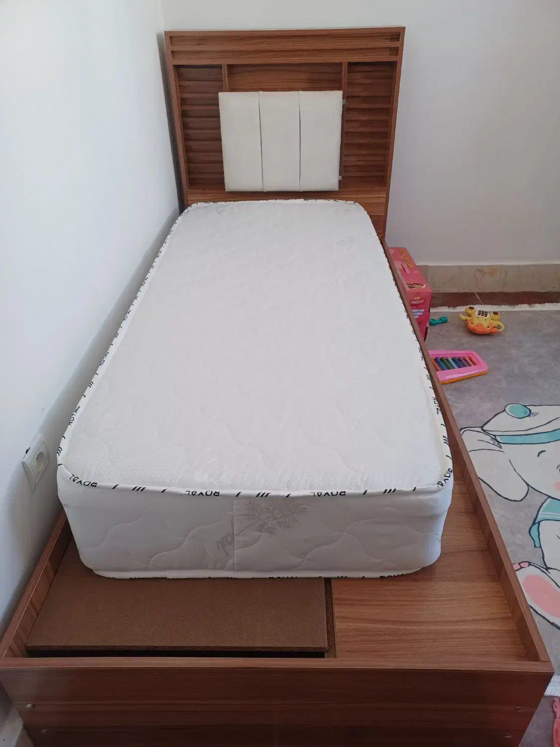 تشک نوجوان|تشک تختخواب|قرچک, میرزائی جنوبی|دیوار