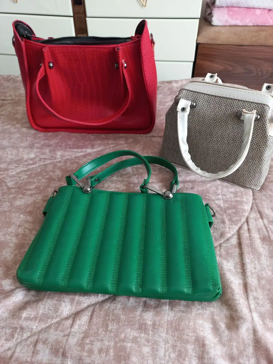 کیف|کیف، کفش، کمربند|هشتگرد, شهرک پامچال|دیوار