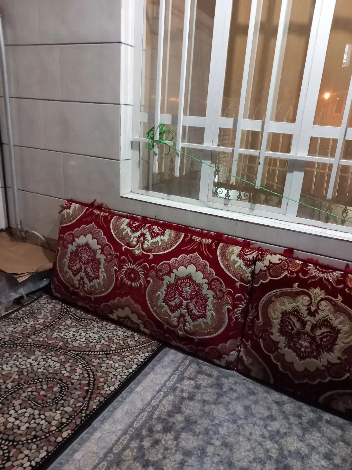 پشتی|پشتی|میانه, |دیوار