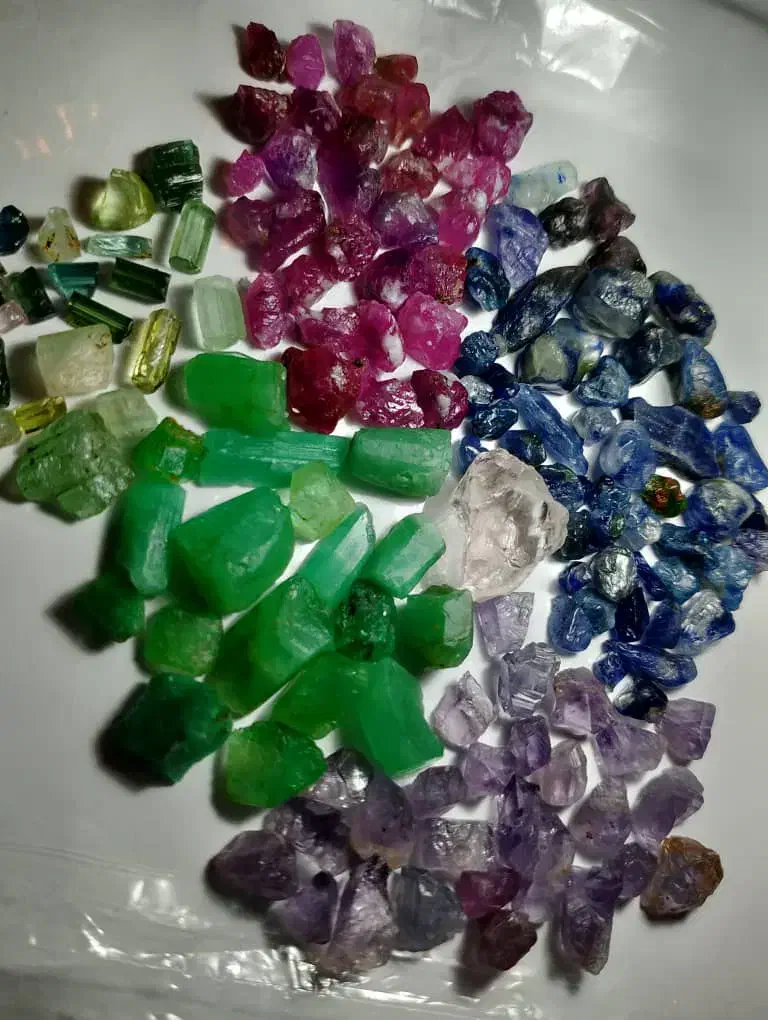 الماس یاقوت زمرد|جواهرات|مشهد, هفت تیر (حافظ)|دیوار