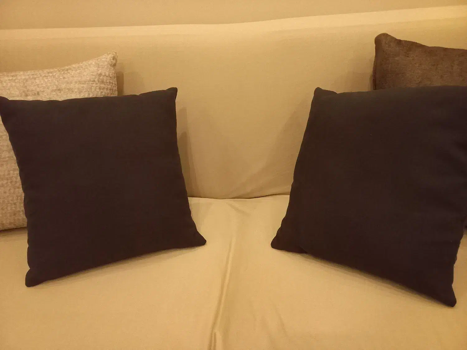 ۴ تا کوسن طوسی رنگ  سالم با پارچه محکم|رختخواب، بالش، پتو|تهران, سردارجنگل|دیوار