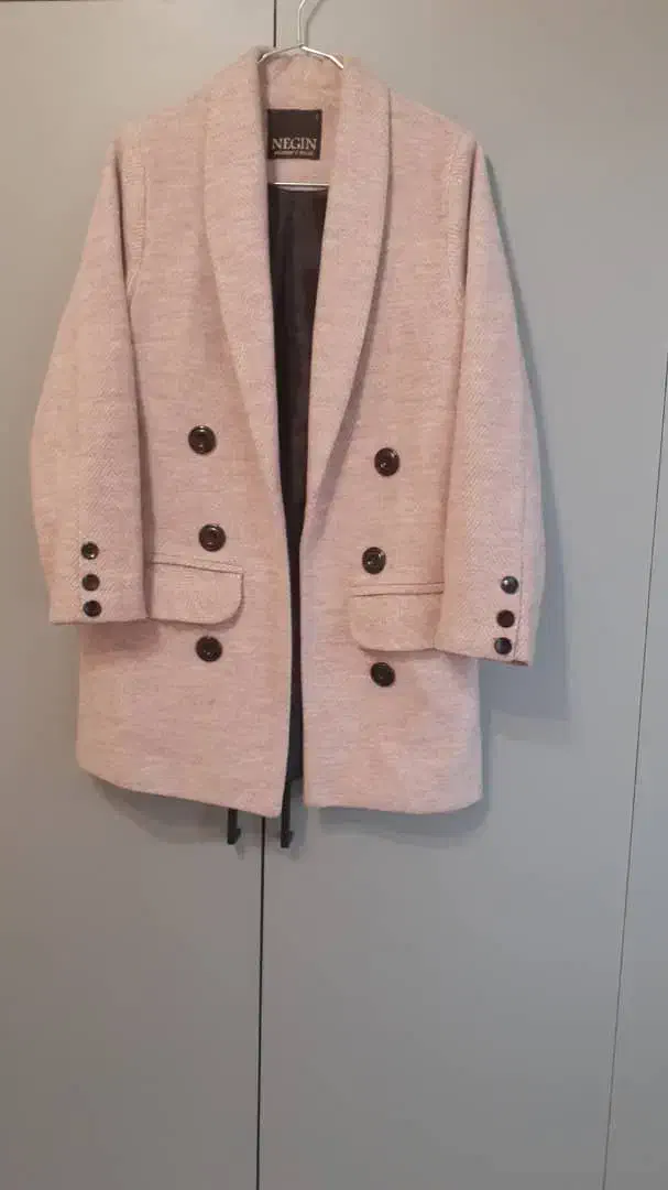 پالتوی صورتی نوی نو|لباس|رشت, باهنر|دیوار