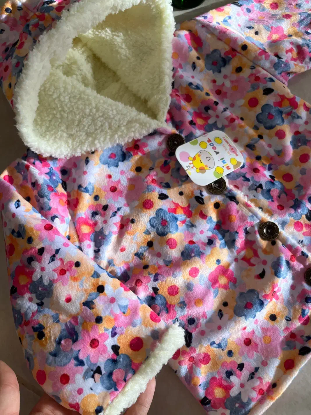 کاپشن|کفش و لباس بچه|صومعه‌سرا, |دیوار