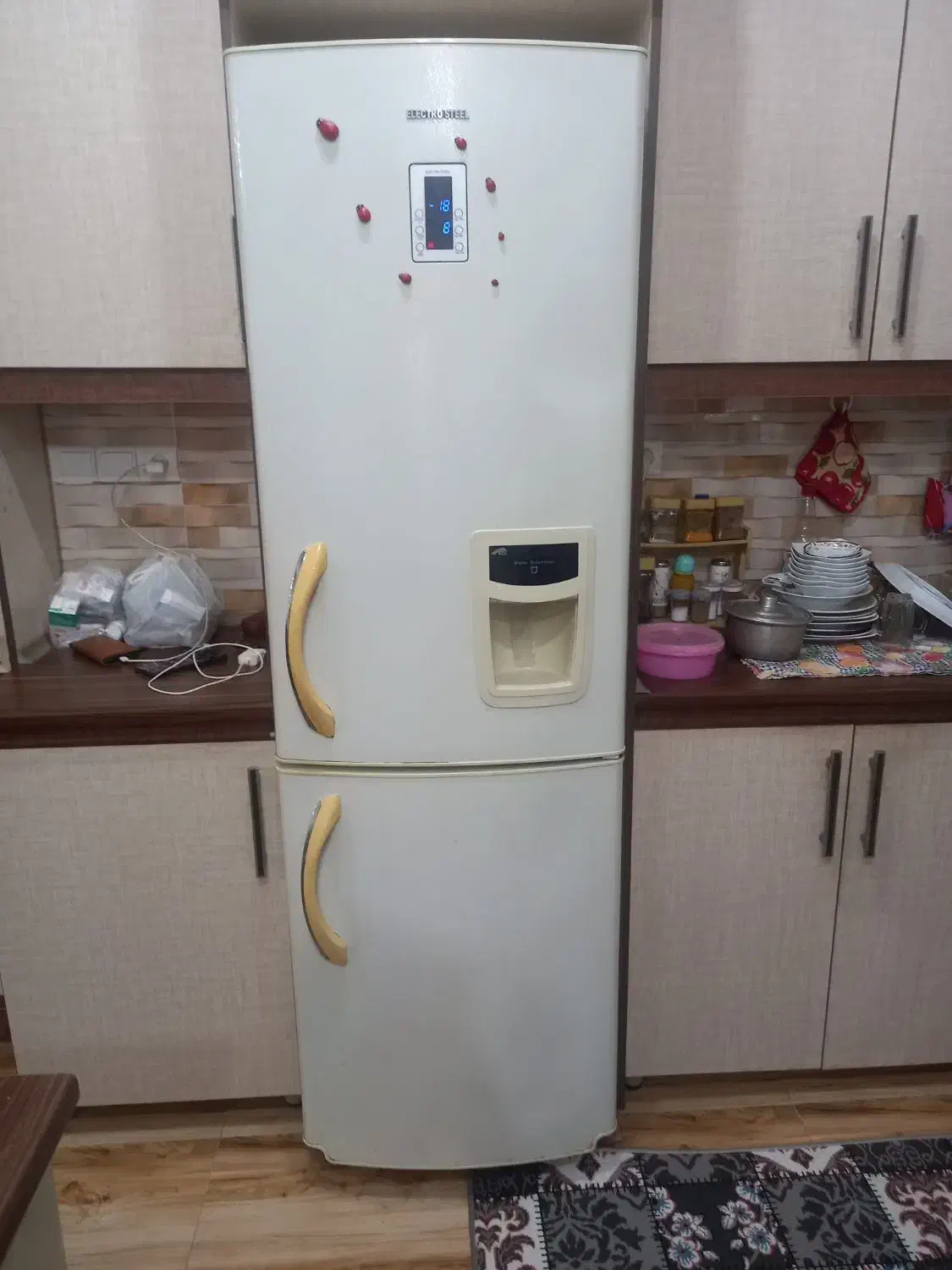 یخچال|یخچال و فریزر|لشت نشا, |دیوار